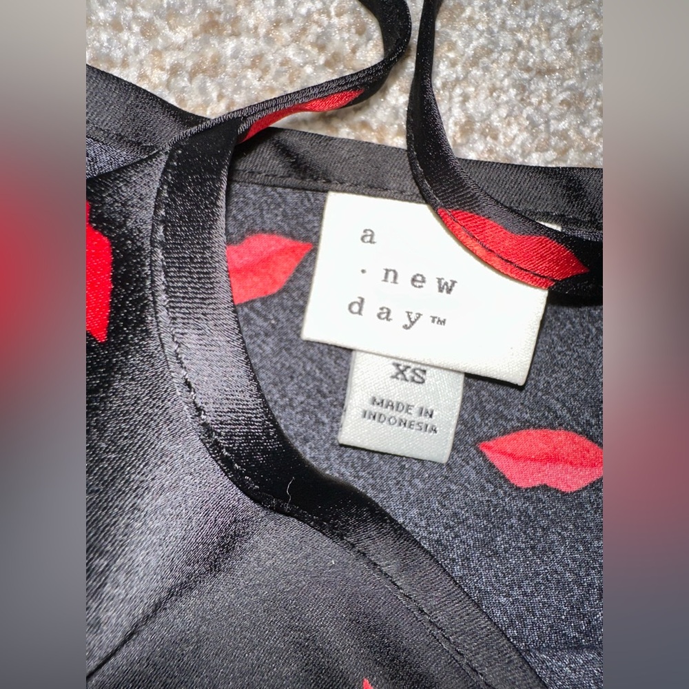 a new day Black Camisole with Red Lips Pattern - Picture 3 of 4